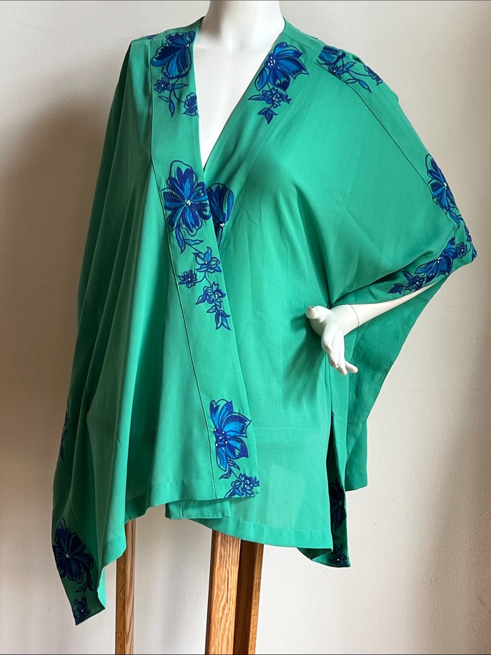 Chico's kimono Green Draped open Top with navy embroidered floral design